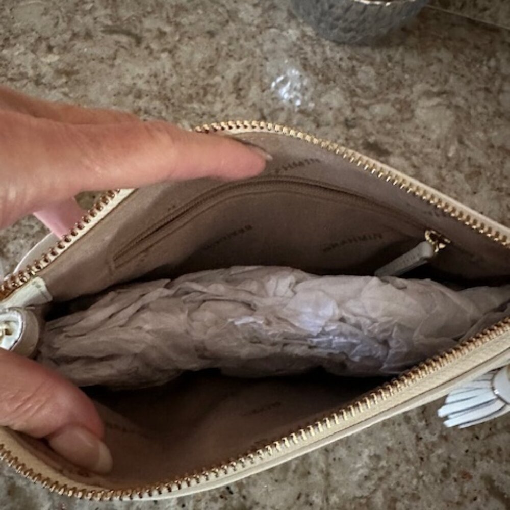 NWOT - Brahmin White Genuine Leather Wristlet With Tassel Pull Opening - Picture 6 of 15